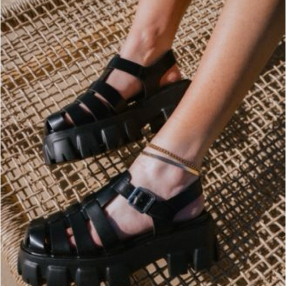NIB Steve Madden Echo Chunky Fisherman Sandals - Black